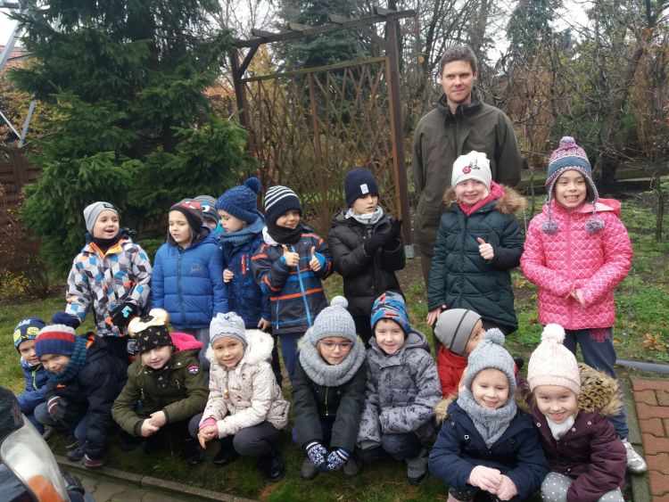 Wycieczka zerówki do Nadleśnictwa