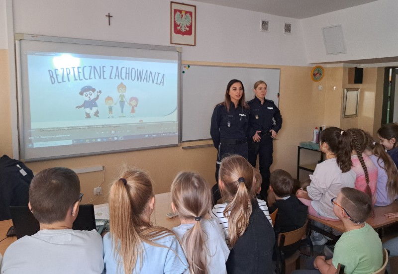Spotkanie uczniów klas I z policjantkami