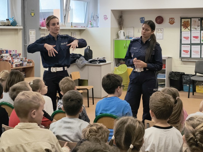 Spotkanie klas 2c i 2d z policjantkami