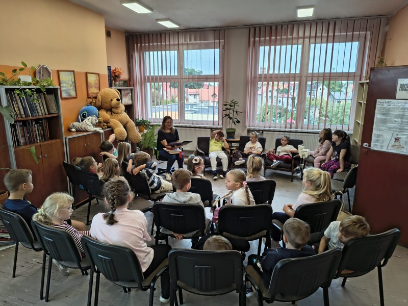 Pierwszaki w bibliotece szkolnej